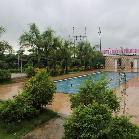 Hotel Metro Palace Resort Karjat Kültér fotó