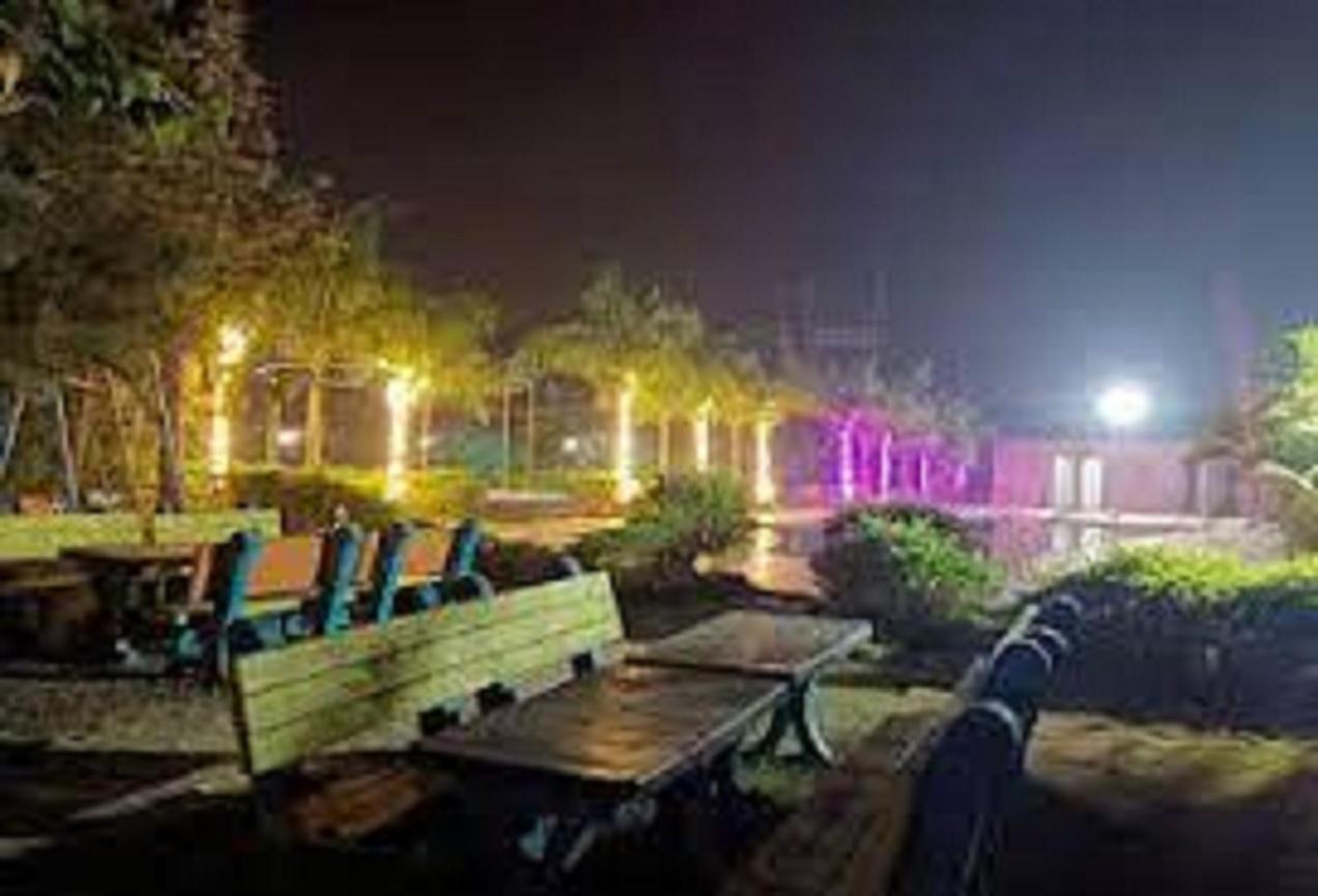 Hotel Metro Palace Resort Karjat Kültér fotó