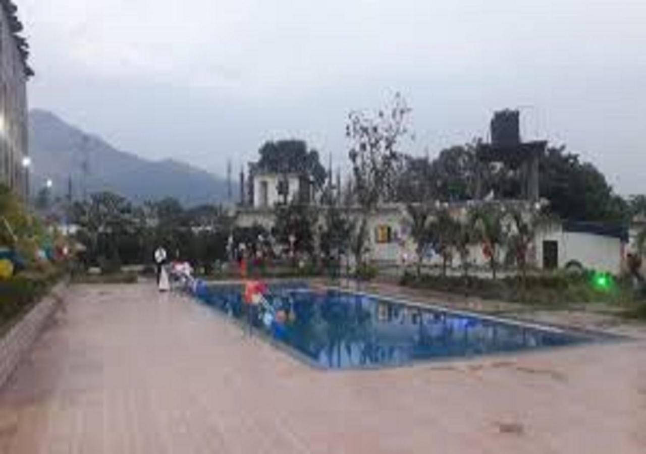 Hotel Metro Palace Resort Karjat Kültér fotó