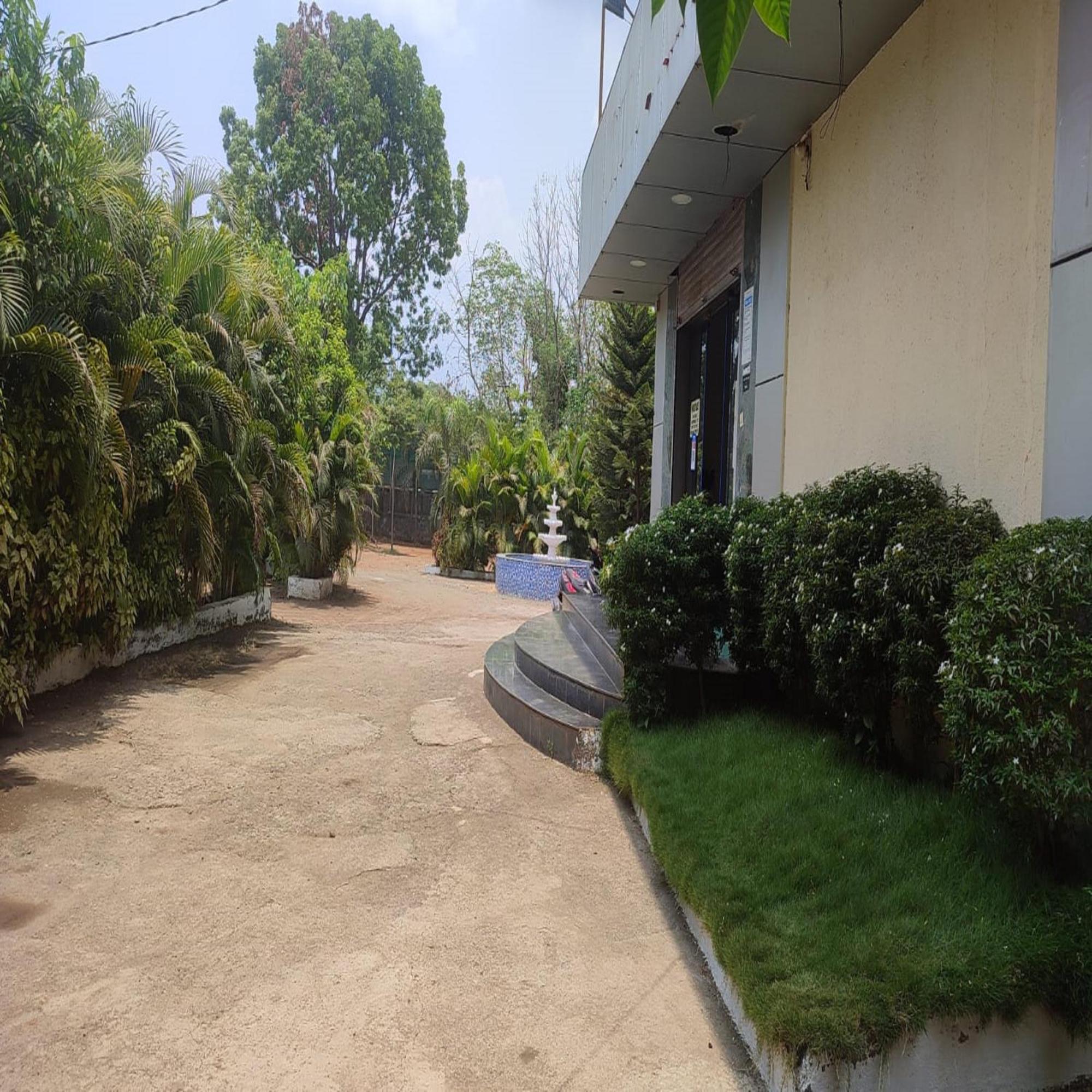 Hotel Metro Palace Resort Karjat Kültér fotó