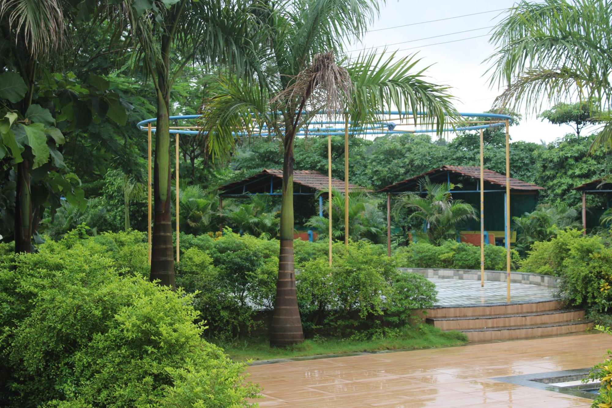 Hotel Metro Palace Resort Karjat Kültér fotó