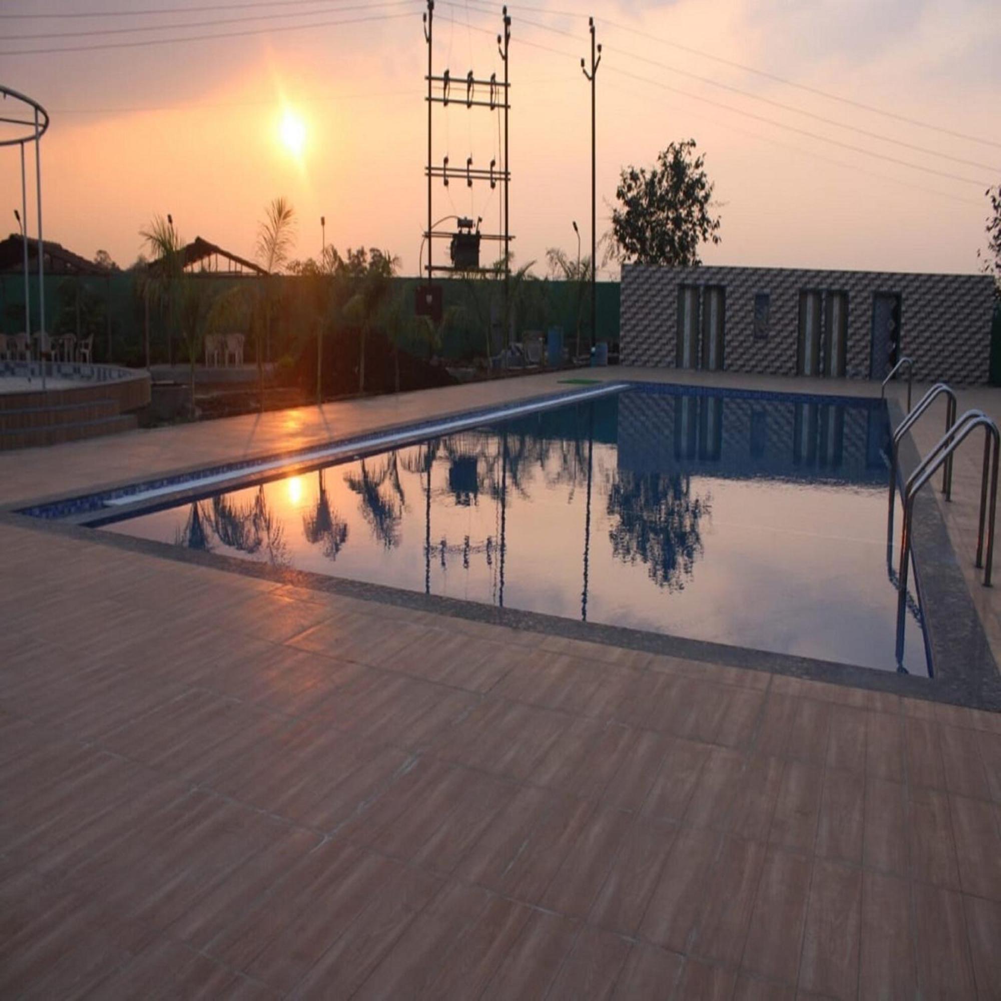 Hotel Metro Palace Resort Karjat Kültér fotó